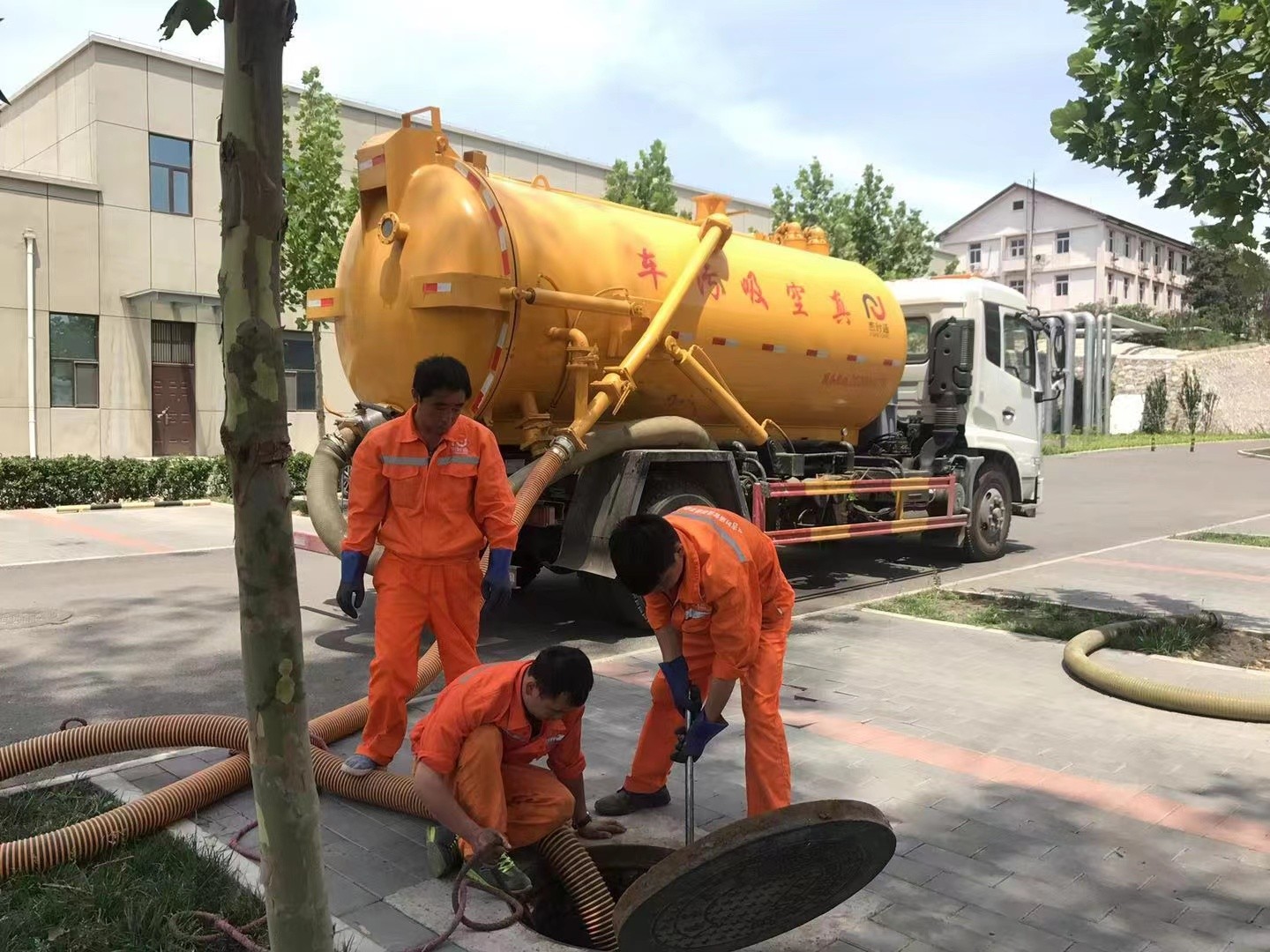 鹿泉管道疏通车停在窨井附近